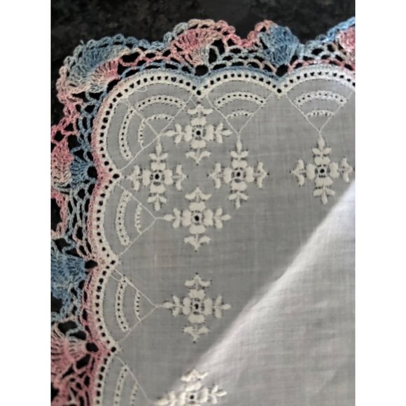 2 Vintage Embroidered Linen Handkerchiefs With Pink & Blue Crochet Lace Edging - Picture 7 of 8